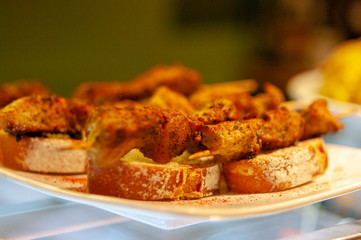 Pinchitos morunos sobre tostada. Comida típica española