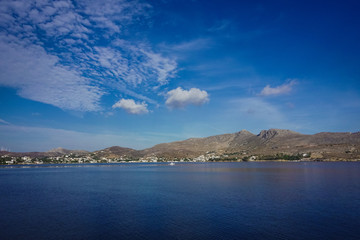 Fototapeta na wymiar Des nuages et ombres sur la baie d'Alinda Leros Grece