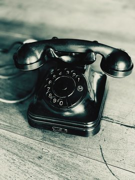 Telefono vintage nero in bachelite