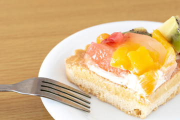 切り分けたフルーツタルト