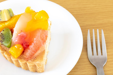 切り分けたフルーツタルト