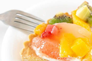 切り分けたフルーツタルト