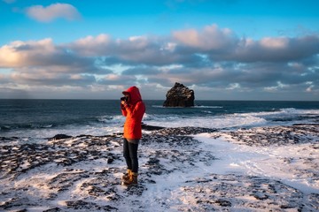 Frau alleine in schneebedeckte Landschaft, Reykjanes, Island