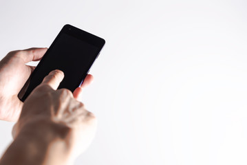 スマホをタップする様子