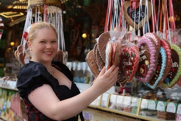 Frau mit traditionellem Trachtenkleid auf einem Volksfest