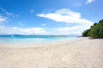 traumhafter weißer Strand mit Palmen und türkisfarbenden Wasser in Madagaskar auf der Insel Nosy Komba
