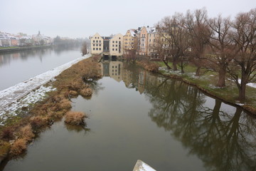 Obraz premium Blick von der Steinernen Brücke zur Donauinsel Oberer Wöhrd