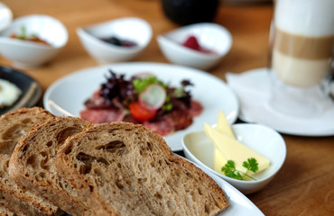 Brotscheiben beim Frühstücksbüfett im Vordergrund – selektive Schärfe mit extrem viel Unschärfe