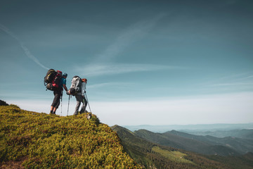 Obraz premium Travelers, friends relax on the mountain trail