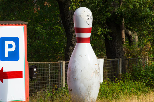 Bowling cone with white and red stripes