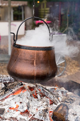 Kessel &uuml;ber Feuerstelle