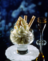 Copa con un helado de almendra y nata monatada.