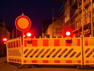 Beleuchtete Strassensperre bei Dunkelheit