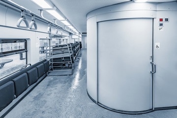 Obraz premium Wnętrze wagonu pasażerskiego w nowoczesnym pociągu.