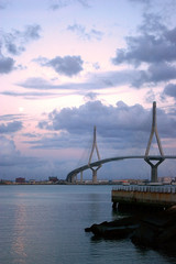 atardecer en el Puente de la Constitución, llamado La Pepa, en la bahía de Cádiz, Andalucía. España