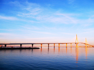 Fototapeta na wymiar atardecer en el Puente de la Constitución, llamado La Pepa, en la bahía de Cádiz, Andalucía. España
