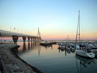 Fototapeta premium atardecer en el Puente de la Constitución, llamado La Pepa, en la bahía de Cádiz, Andalucía. España