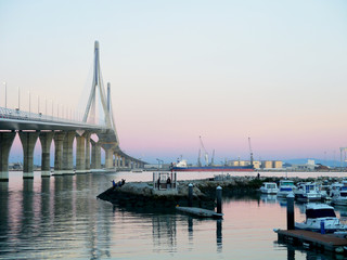 Fototapeta premium atardecer en el Puente de la Constitución, llamado La Pepa, en la bahía de Cádiz, Andalucía. España