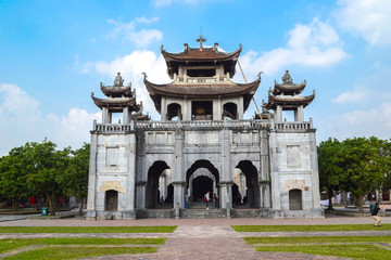 Obraz premium Kamienna katedra Phat Diem, kościół Phat Diem to skrzyżowanie stylu wietnamskiego i europejskiego. Budowa tego kościoła zajęła 24 lata od 1875 do 1898 roku.