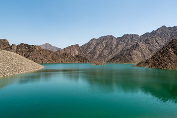 Obraz premium Hatta Dam in Hatta, an enclave of the emirate of Dubai in the Hajar Mountains, United Arab Emirates.