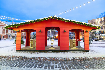 Fototapeta na wymiar Small wooden trade pavilion. Preparation for Christmas.