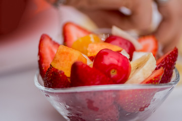 The fruit salat prepared in the glass bowl