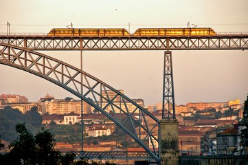 Metro na ponte Luís I...