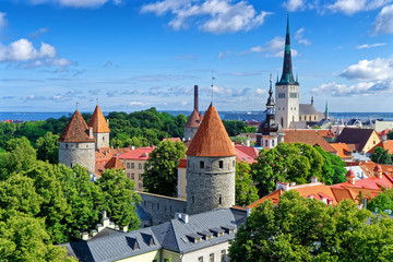 Blick auf Alstadt Tallinn mit historischen T&uuml;rmen und Stadtmauer, Estland
