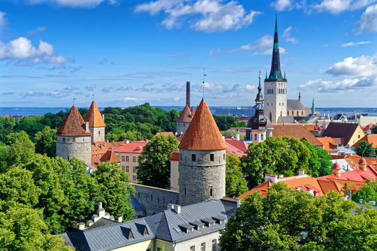 Blick auf Alstadt Tallinn mit historischen Türmen und Stadtmauer, Estland