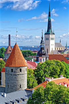 Blick auf Olaikirche und T&uuml;rme der Altstadt Tallinn, Estland