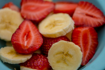 The fruit salat prepared in the glass bowl