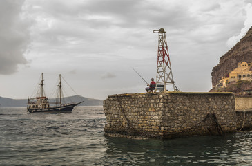 Santorini Fira , Grecia - fisherman in the old port