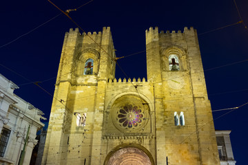 Obraz premium Lisbon Cathedral, also known as Sé de Lisboa, at night, in Lisbon, Portugal