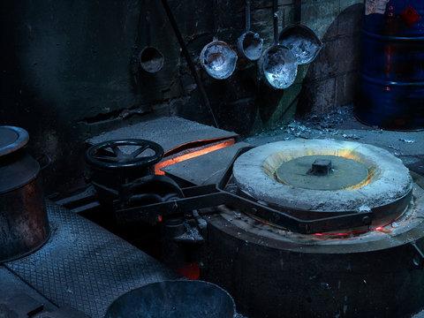 Feuerstelle in Metallgiesserei Werkstatt mit Sch&ouml;pfkellen