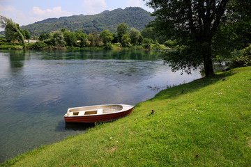 barca sul fiume