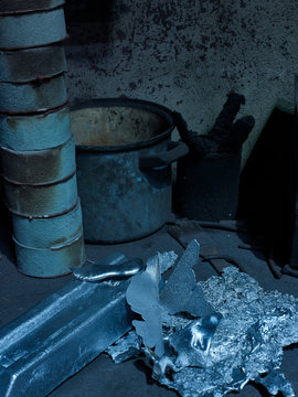 Detail in Metallgiesserei  Werkstatt mit Silber Barren