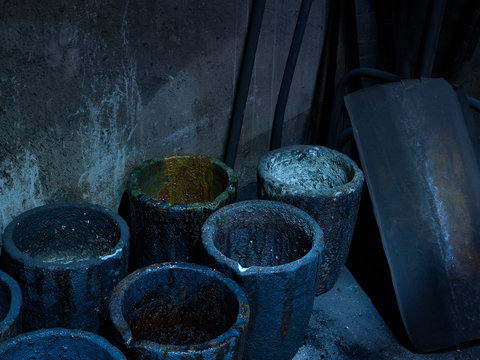 T&ouml;pfe mit verschieden farbigen Metalllegierungen in Gie&szlig;erei Werkstatt