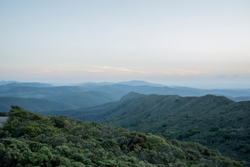 Paisagem de um vale com serras