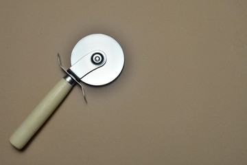 Lama a ruota per pizza su tagliere