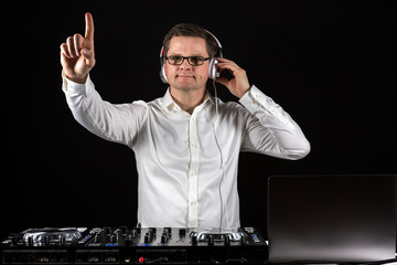 DJ im weißen Hemd macht Party am Mischpult