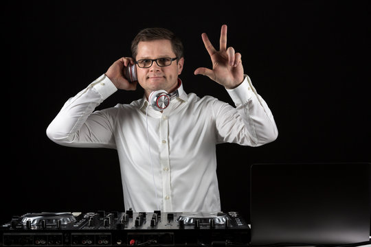 DJ im wei&szlig;en Hemd macht Party am Mischpult