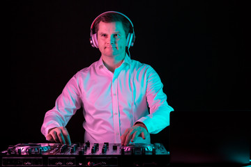 DJ legt zur festlichen rot grün Beleuchtung Musik auf