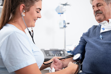 zwei Krankenschwestern pflegen einen intensiv wachkoma Patienten im Krankenhaus oder Pflegeheim auf 