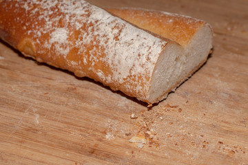 Brot auf Schneidebrett
