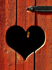 Holztür mit ausgesägtem Herz