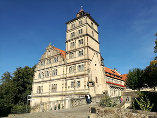 Schloß Brake, ein Wasserschloss der Weserrenaissance mit Museum, vor blauem Himmel im Sommer bei...