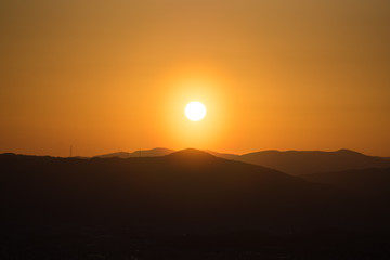 《京都》東山から眺める雲一つない快晴の日の夕日