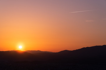 《京都》東山から眺める雲一つない快晴の日の夕日