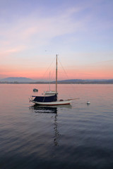 Fototapeta premium barca a vela sul lago maggiore in italia, europa