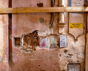 Stromleitung an einer Hauswand in der Stadt Marrakesh